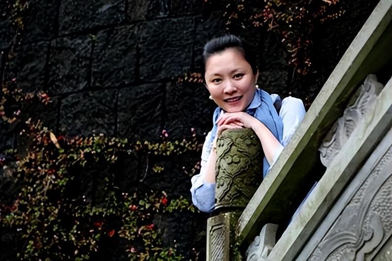 主持人紫凝美容容_央视紫凝生活条件_央视主持人紫凝工资待遇