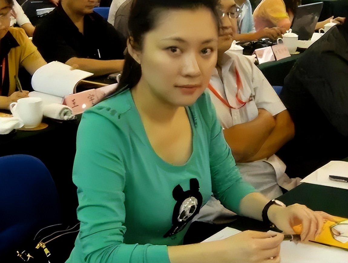 紫凝主持生涯_主持人紫凝美容容_央视最穷酸主持人