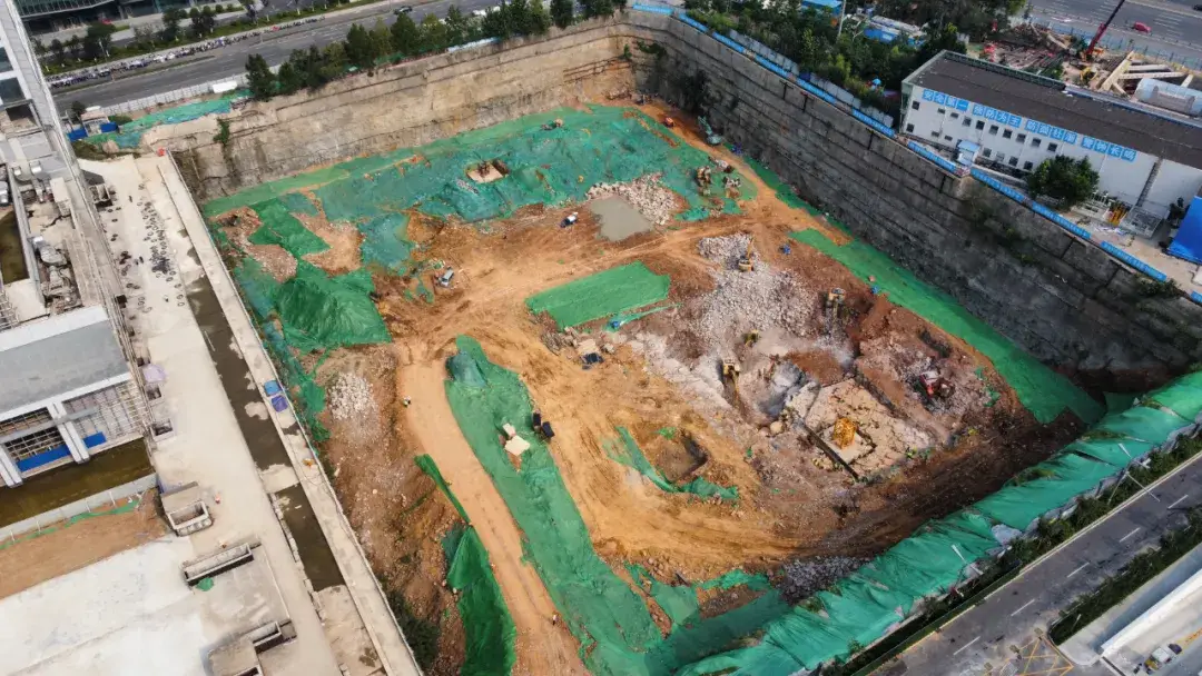 济南CBD摩天大楼复工进度_绿地山东国际金融中心建设情况_济南恒大金融中心