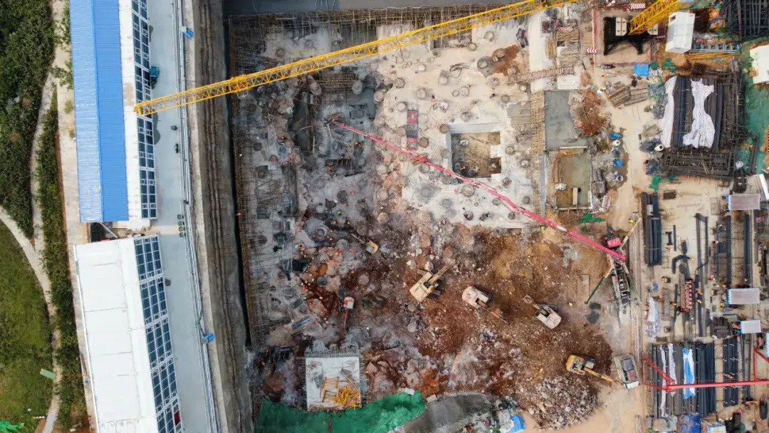 济南CBD摩天大楼复工进度_绿地山东国际金融中心建设情况_济南恒大金融中心