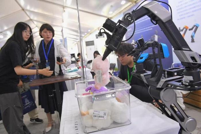 机器人嘉年华来了！水上机器人首钢群明湖上竞技