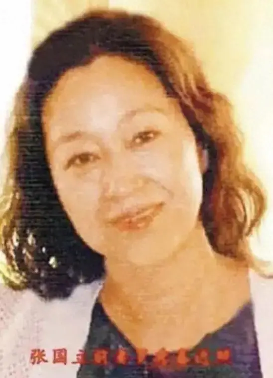 她守寡37年，曾是张国立妻子，为儿子放弃爱情，用一生践行母爱誓言