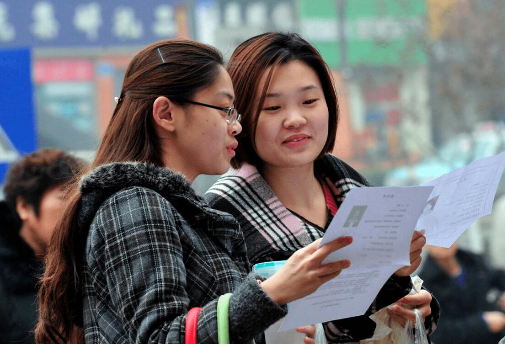 官员不雅信息错发工作群，聊天记录曝光开房超200次，最终卧轨自杀？