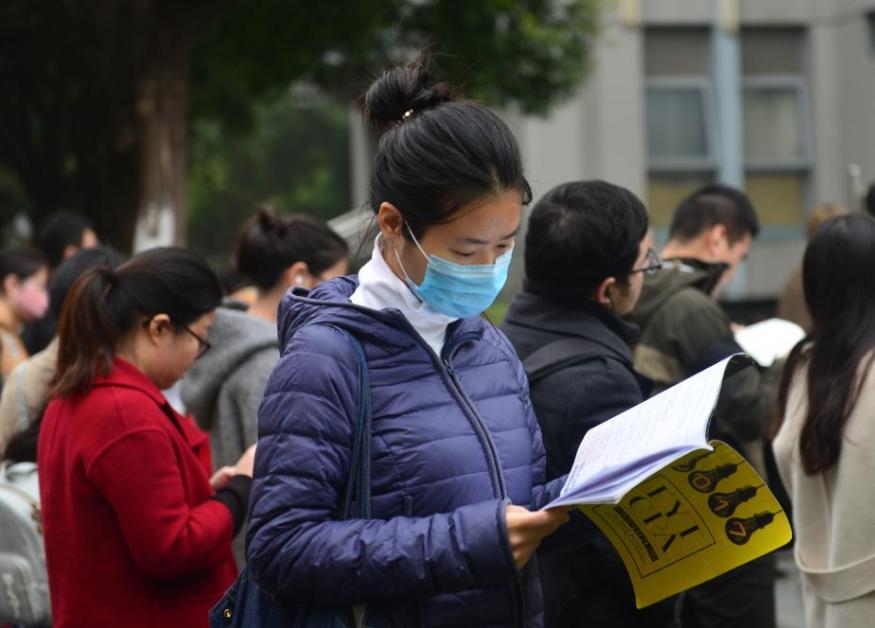 公务员错发暧昧信息工作群_官员开房200多次被曝光后卧轨自杀_公务员塌房事件