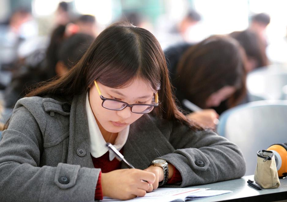 官员开房200多次被曝光后卧轨自杀_公务员塌房事件_公务员错发暧昧信息工作群