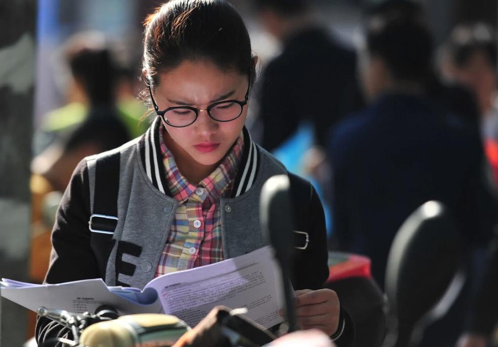 官员开房200多次被曝光后卧轨自杀_公务员错发暧昧信息工作群_公务员塌房事件