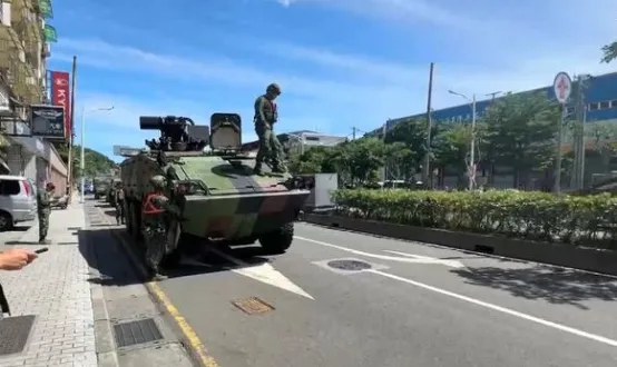 台军“云豹”装甲车街头抛锚致交通瘫痪，民众讽演训成“政治秀”