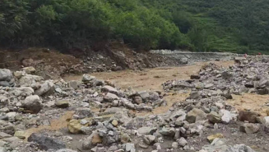 丹巴县遭遇强降水引发山洪泥石流，多人受灾，紧急转移安置进行中
