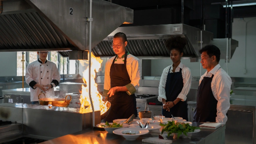 名校生就业难：学历贬值下的“下沉自救”与教育反思