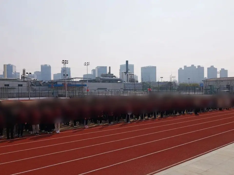 杭州一小学多名学生流鼻血，官方专班进驻检测邻厂排放