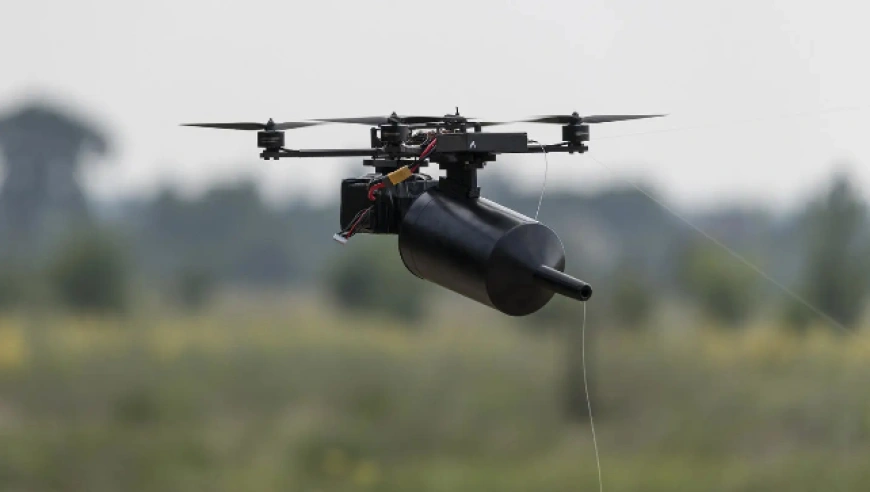 史上首次！乌军机器人部队独立俘获俄军士兵并无人机押送