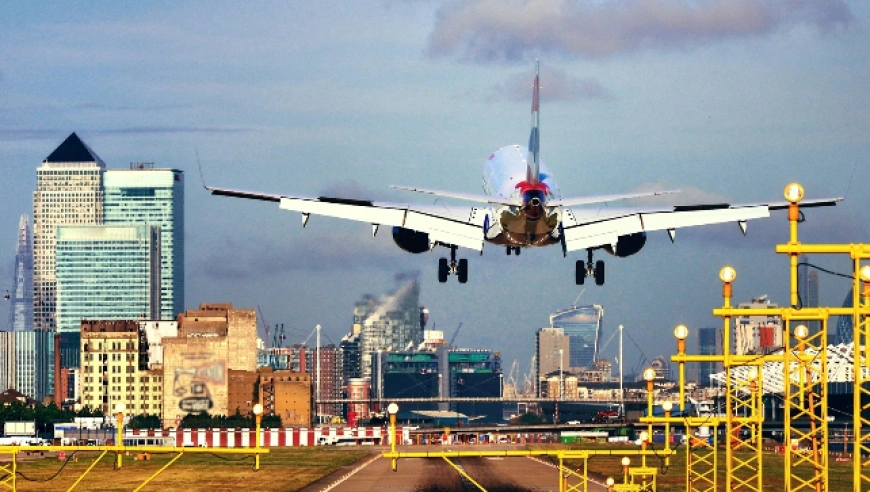 伦敦三大机场航班起降短暂中断，因空管系统技术故障