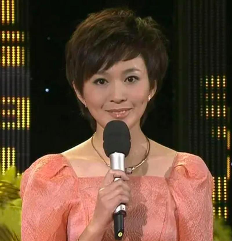 欧阳夏丹儿时梦想上电视当主持，16岁时家庭突遭变故