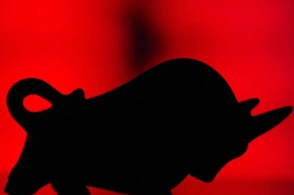 8月4日A股市场低开高走，权重股带动市场情绪回暖