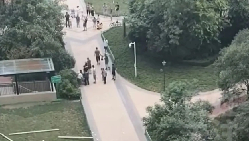 西安华洲城小区落水管脱落砸伤祖孙二人，物业已更换落水管