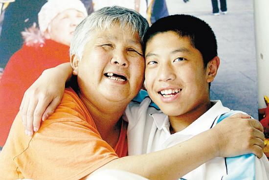 少年马鹏飞：9年如一日照顾失明奶奶，用爱与责任书写感人篇章