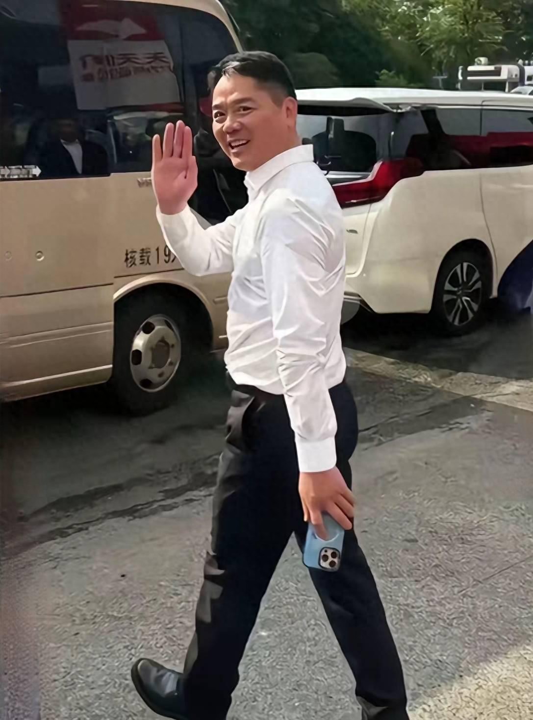 地铁晚高峰的品牌争议：为何有人总揣着苹果？