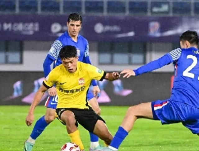 青岛队2-1惜败申花，三连胜遭终结！裁判红牌引争议，球迷怒斥不公平