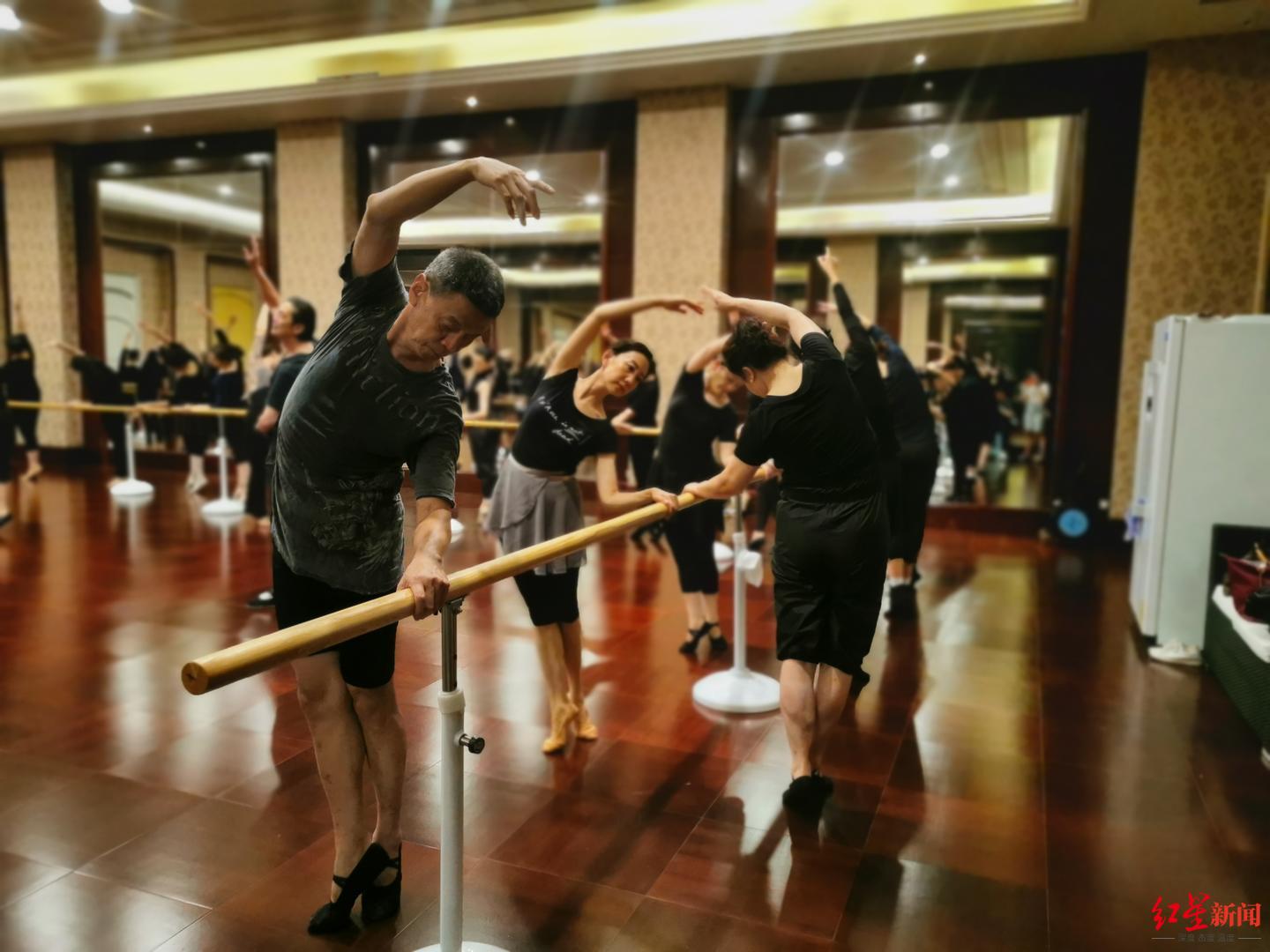 芭蕾舞基本功下腰_高龄学员芭蕾舞班_成都退休孃孃学芭蕾