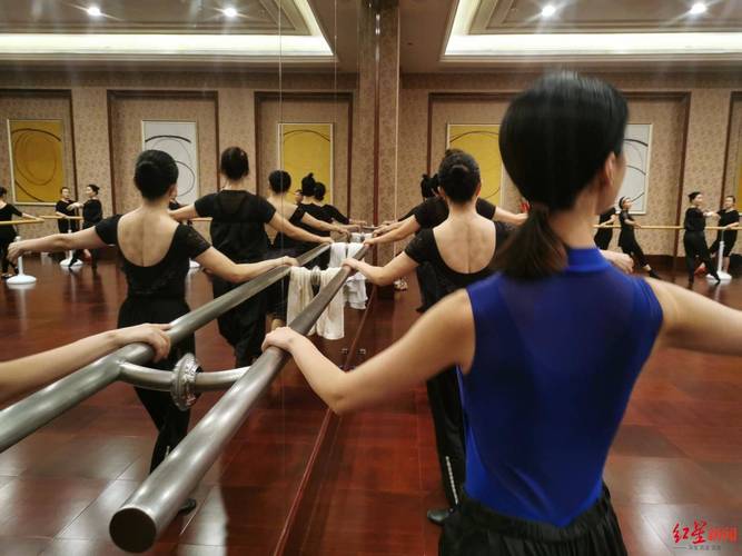 芭蕾舞基本功下腰_成都退休孃孃学芭蕾_高龄学员芭蕾舞班