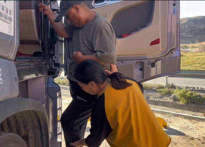 A2驾照家庭主妇转型卡车司机_老货车司机跑长途故事_半挂货车女司机带瘫痪丈夫跑车