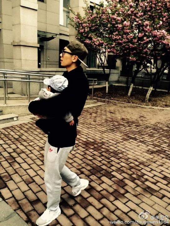 朱亚文演技片酬评价_朱亚文沈佳妮婚姻甜蜜_朱梓骁结婚了吗