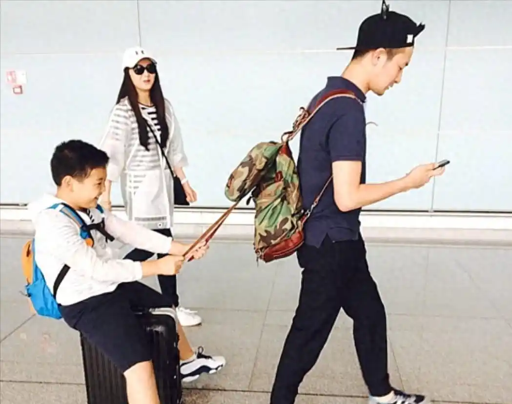 王艳机场照片对比，豪门生活背后的心酸与转变