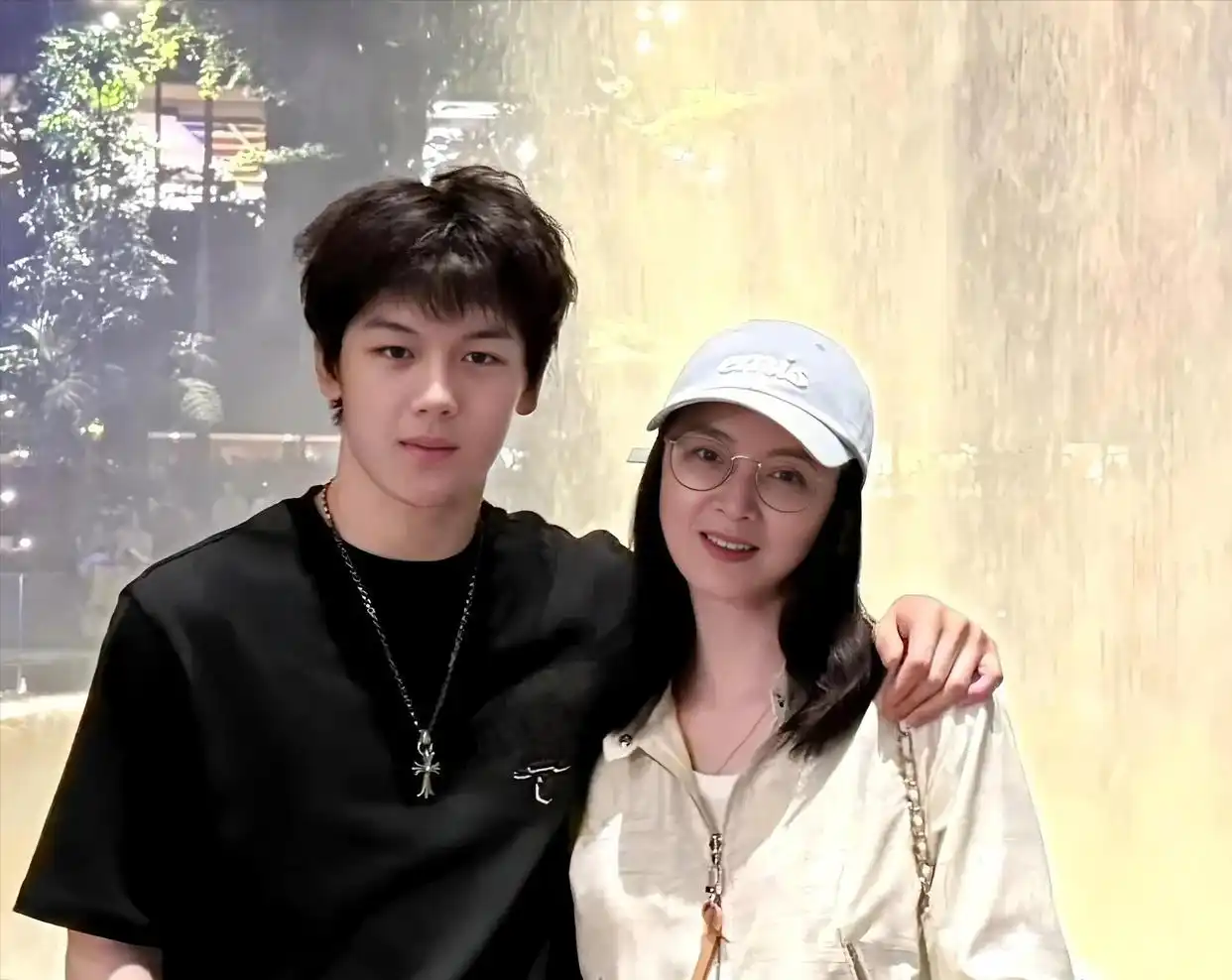 王艳豪门老公失踪 复刻照片时间流逝 王艳儿子北大保送王烁成为依靠_王艳跟王志才的照片