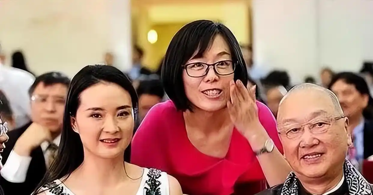 王艳跟王志才的照片_王艳豪门老公失踪 复刻照片时间流逝 王艳儿子北大保送王烁成为依靠