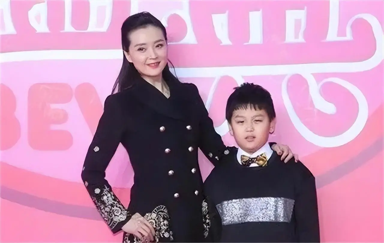 王艳丈夫欠赌债_王艳演艺生涯经历_王艳跟王志才的照片