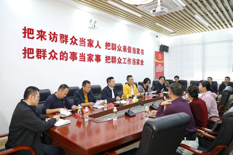 面对集体上访，要倾听诉求、换位思考，妥善处理群众问题