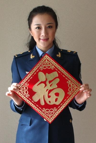 春晚红衣美女观众_春晚睡觉姐 网络爆红 观众席睡觉