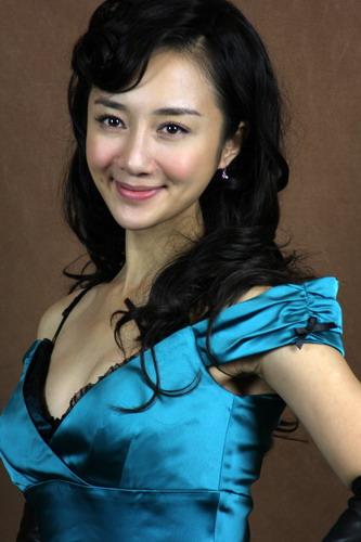 春晚睡觉姐 网络爆红 观众席睡觉_春晚红衣美女观众