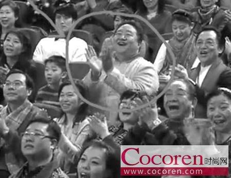 春晚红衣美女观众_春晚睡觉姐 网络爆红 观众席睡觉