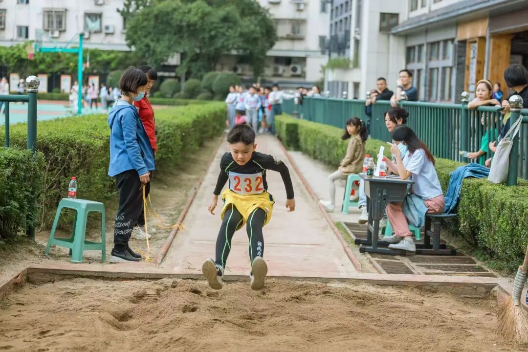 校运会通讯稿400字_瑞安市实验小学运动会通讯稿_瑞安市实验小学秋季素质运动会