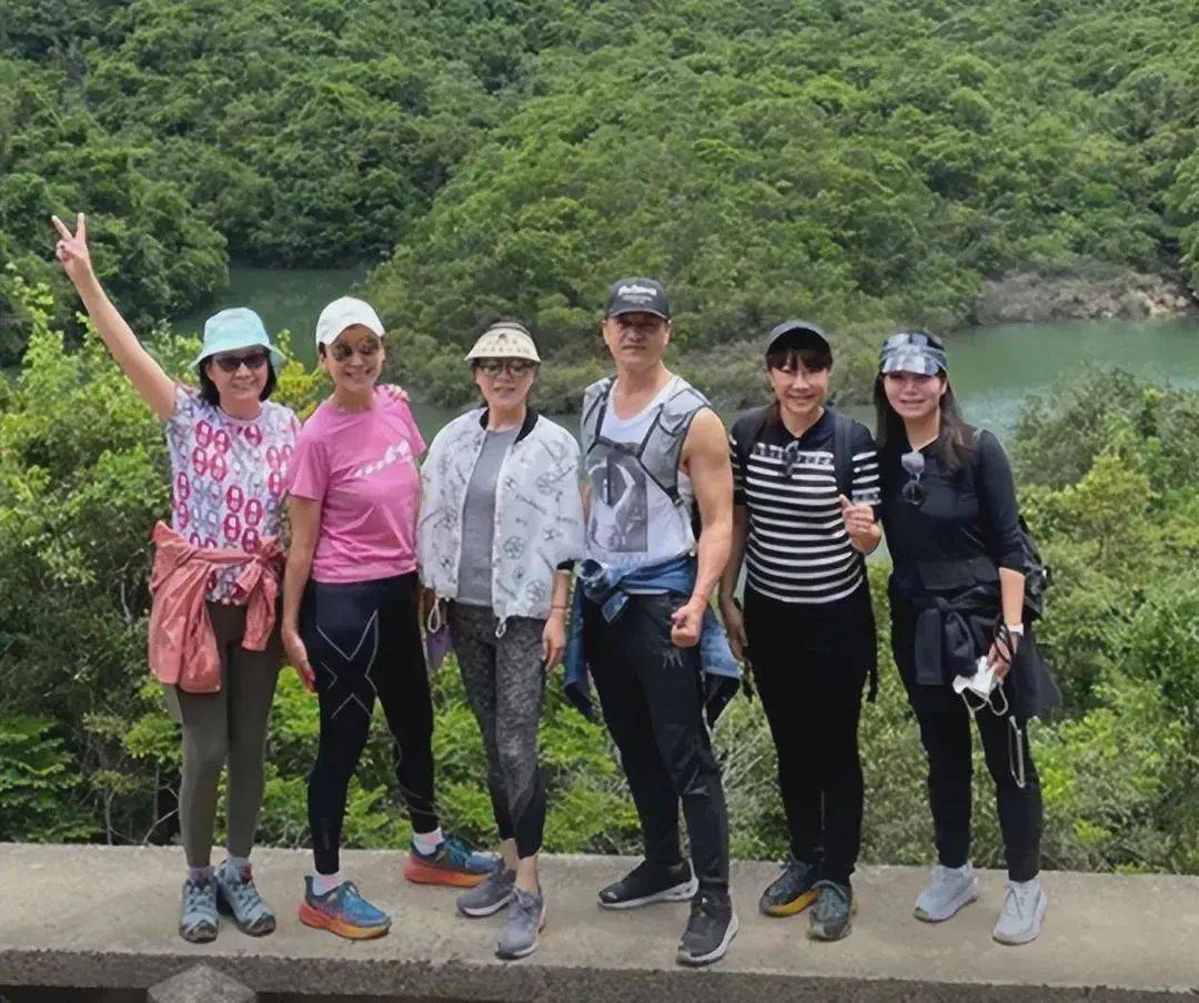 吕良伟66岁穿搭_吕良伟的老婆图片_吕良伟身材保养秘诀