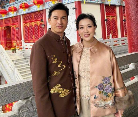 吕良伟身材保养秘诀_吕良伟的老婆图片_吕良伟66岁穿搭