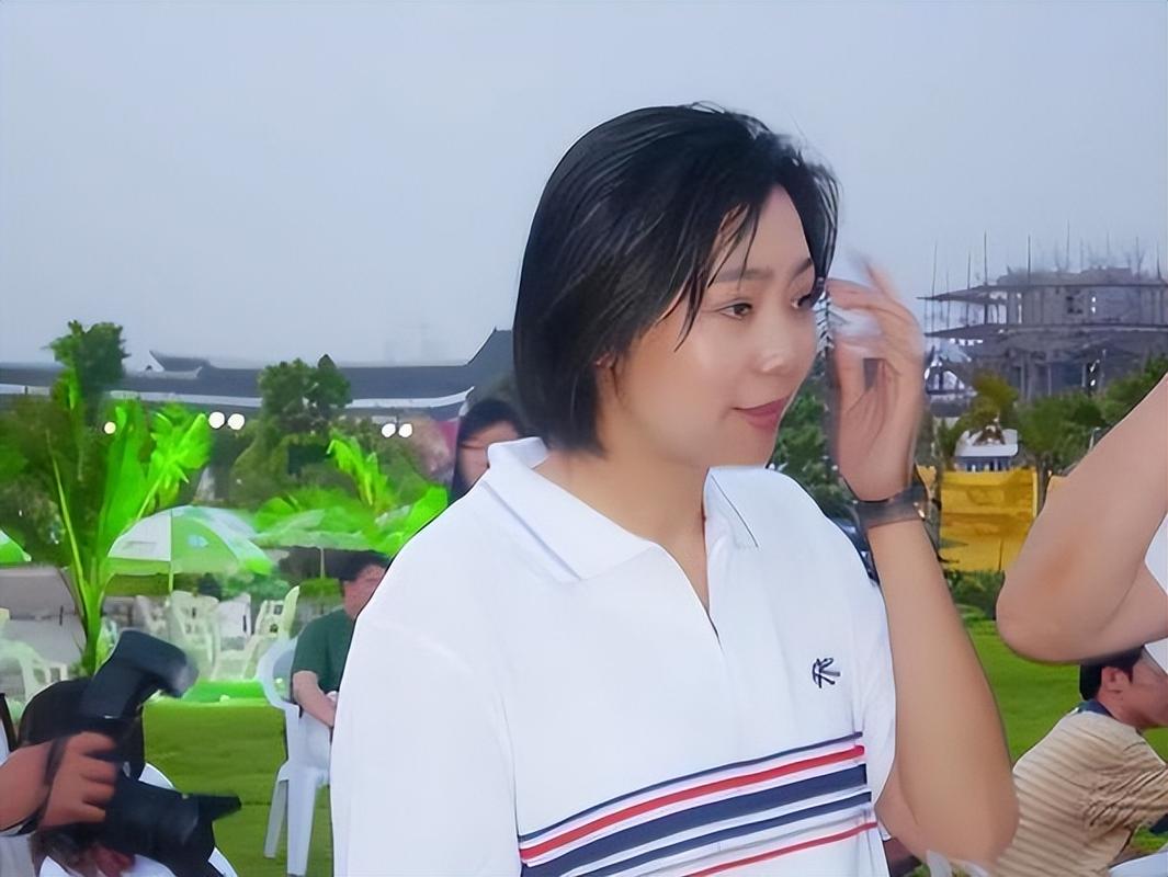 梁艳 五连冠 女排精神_女排梁艳的女儿