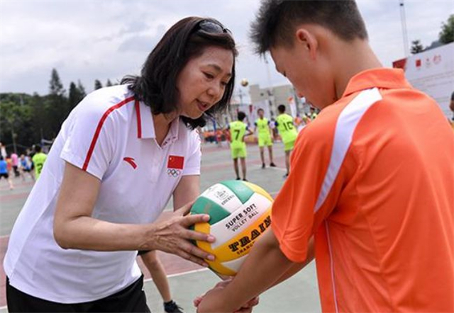 梁艳 五连冠 女排精神_女排梁艳的女儿