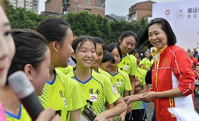 梁艳 五连冠 女排精神_女排梁艳的女儿
