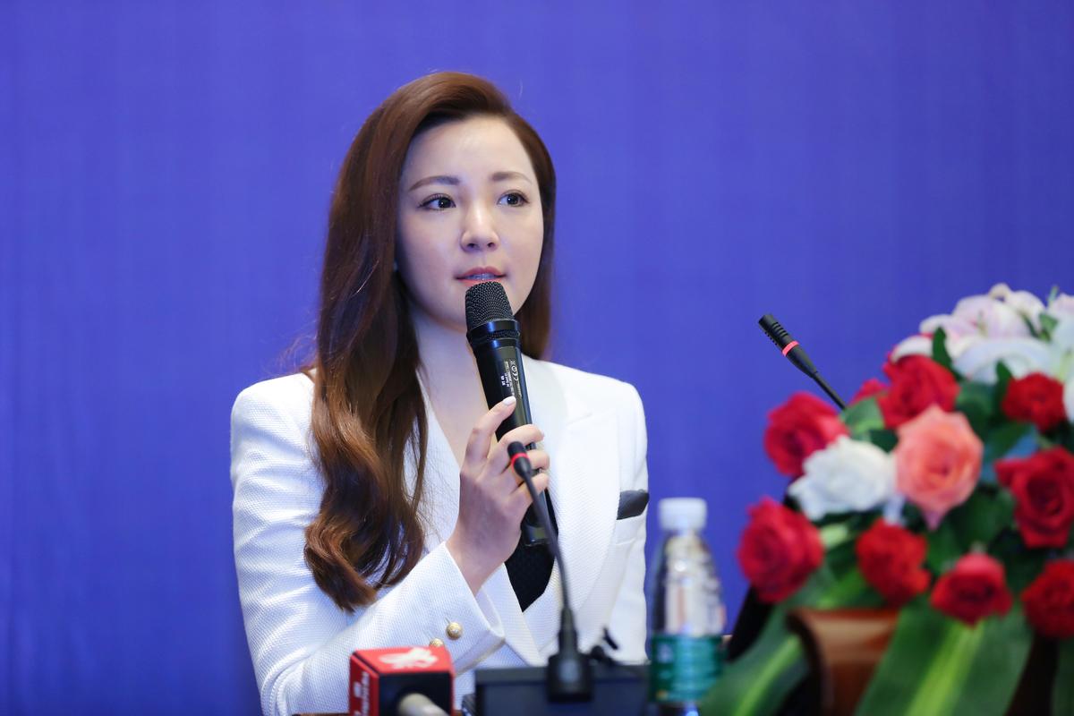 财经频道章艳：从央视起步，历经磨砺绽放主持风采