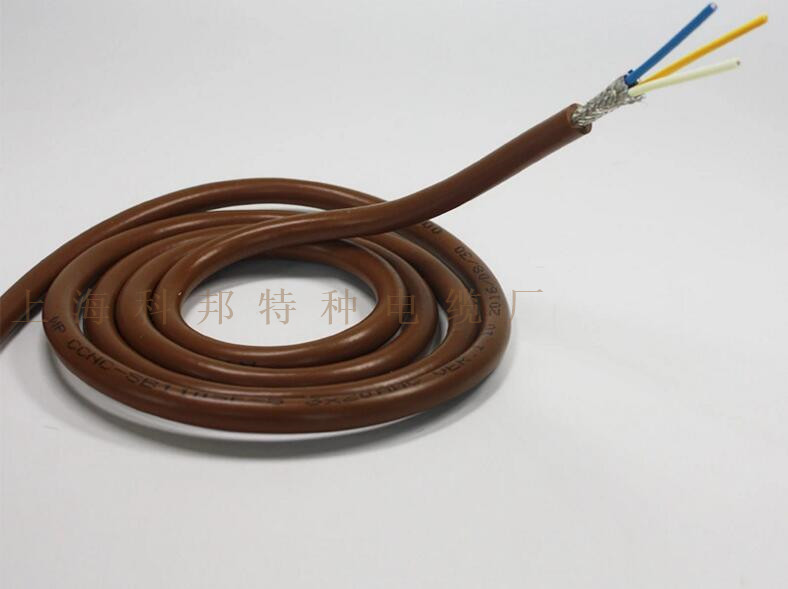 CC-Link网络配置：专用电缆与连接器的安装及使用要点