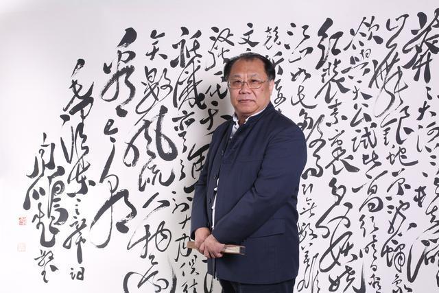 《文化月刊》封面人物周鹏飞:传承毛体书法 弘扬红色文化